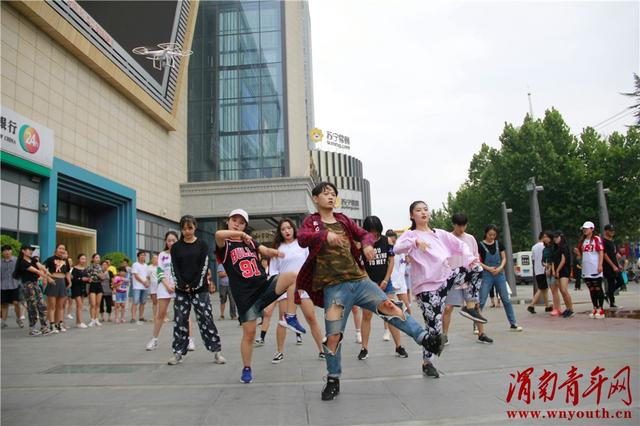 下载开云-关于体育舞蹈快闪：街头文化的新风尚的信息
